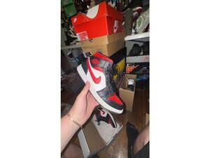 Jordan 1 mid black red sz 9